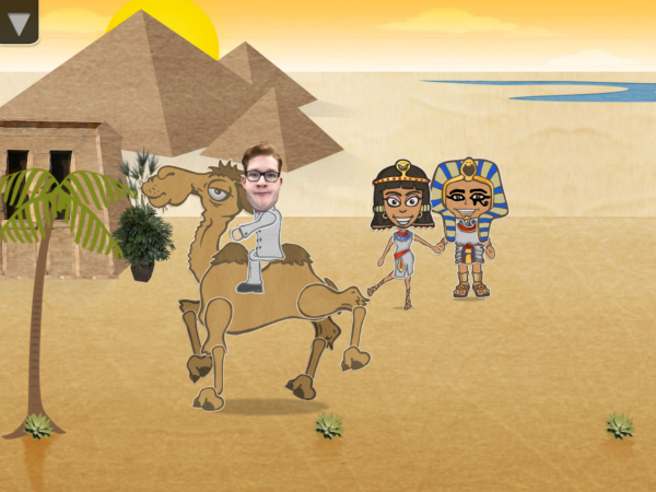 Figur mit menschlichem Kopf reitet Kamel